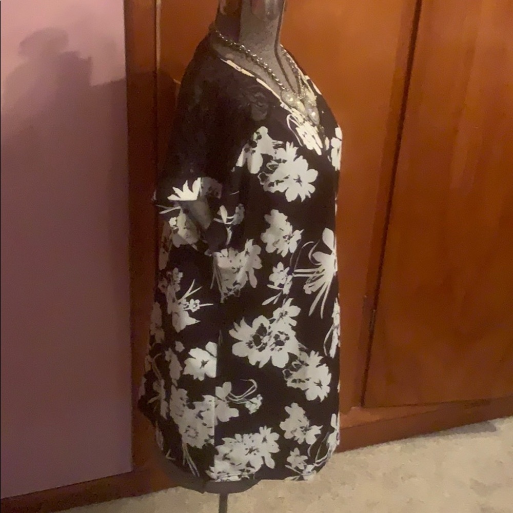 Stunning floral top!!! - Picture 4 of 5